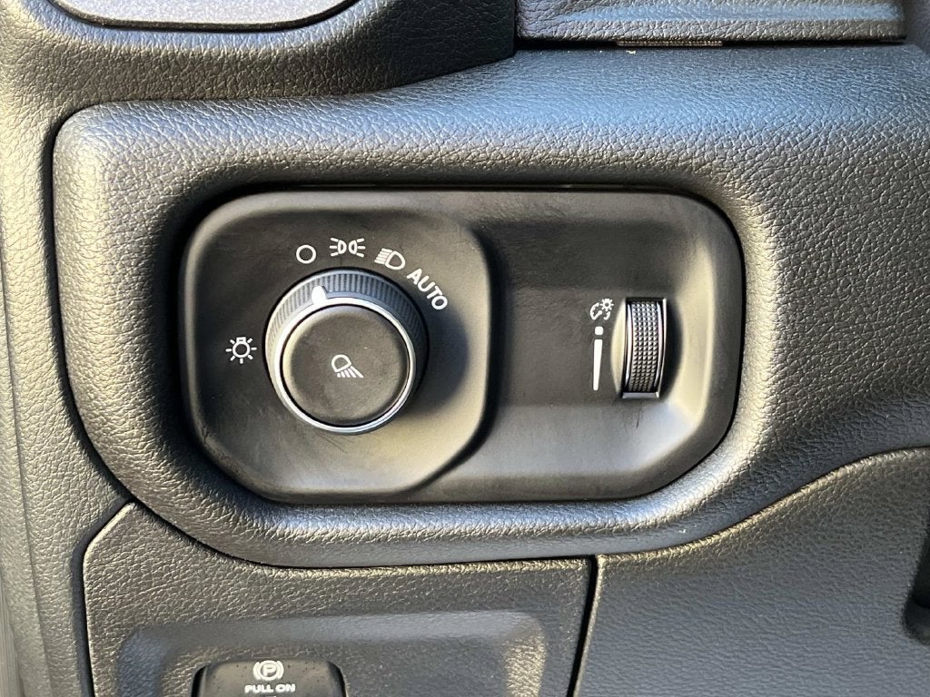 2026 RAM 1500 Tradesman Crew Cab 4x4 5'7' Box