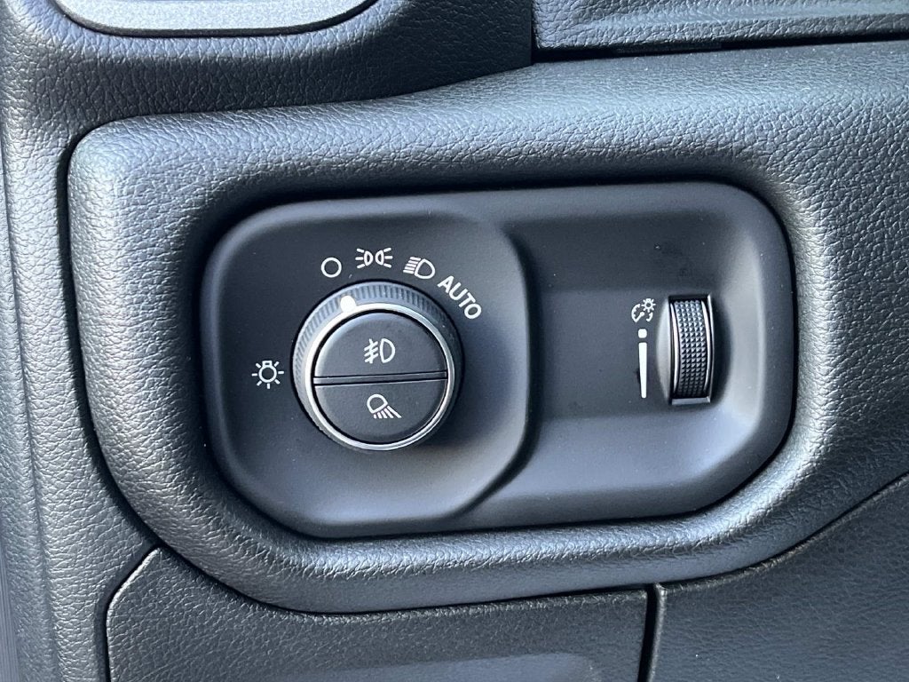 2027 RAM 1500 RAM 1500 EXPRESS CREW CAB 4X4 5'7' BOX