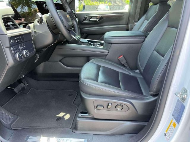 2025 Chevrolet Suburban 4WD LT