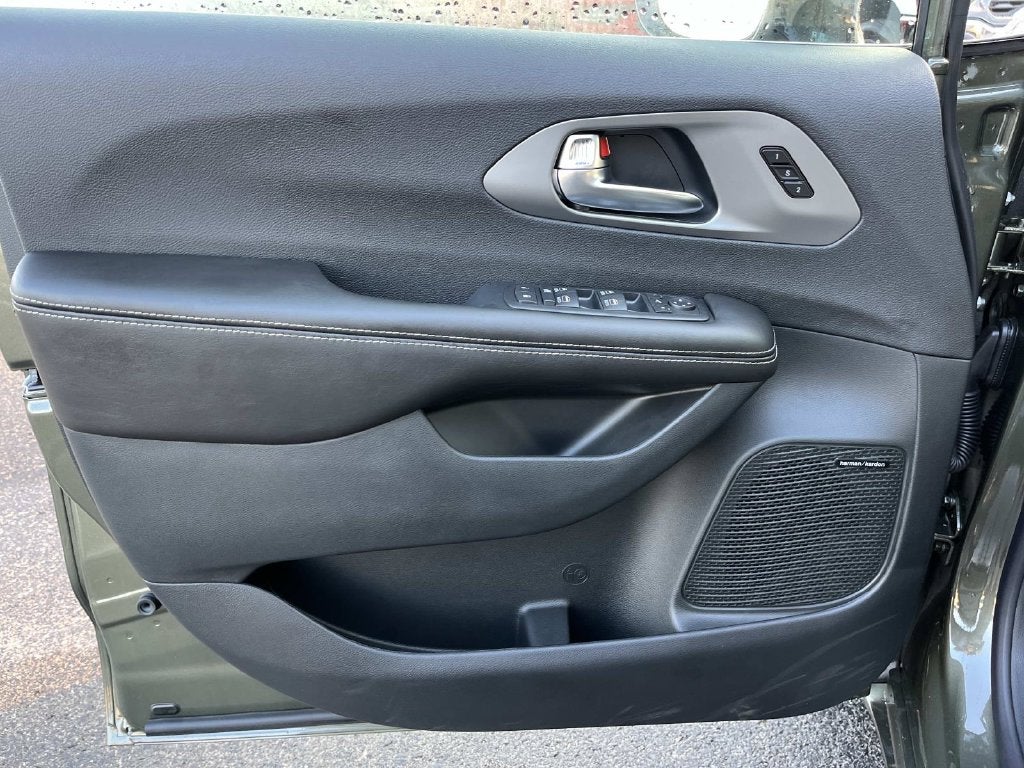 2027 Chrysler Pacifica PACIFICA LIMITED