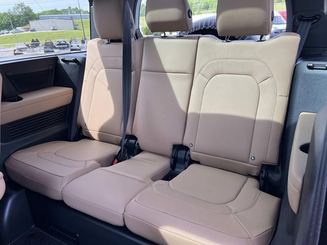 2025 Land Rover Defender 130 130 P400 X-Dynamic SE