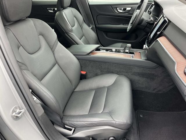2025 Volvo V60 Cross Country Plus, B5 AWD Gas (mild hybrid)