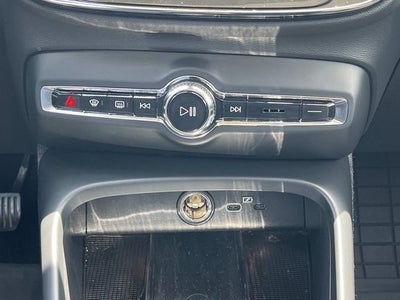 2023 Volvo XC40 B5 Plus Bright Theme