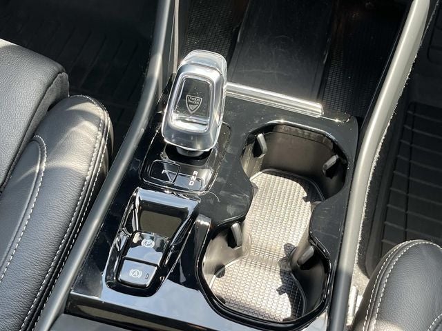 2023 Volvo XC40 B5 Plus Bright Theme