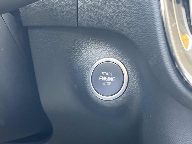 2023 Volvo XC40 B5 Plus Bright Theme