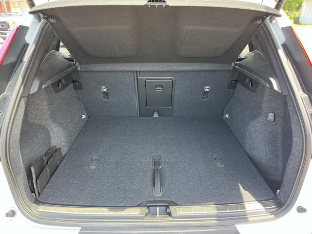 2023 Volvo XC40 B5 Plus Bright Theme