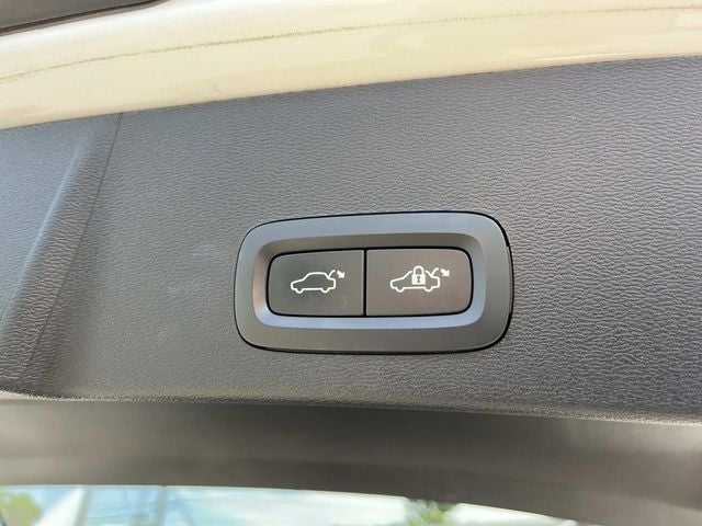 2023 Volvo XC40 B5 Plus Bright Theme