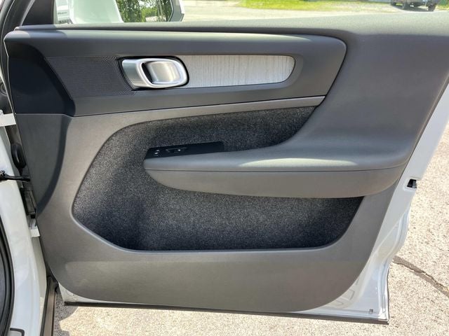 2023 Volvo XC40 B5 Plus Bright Theme