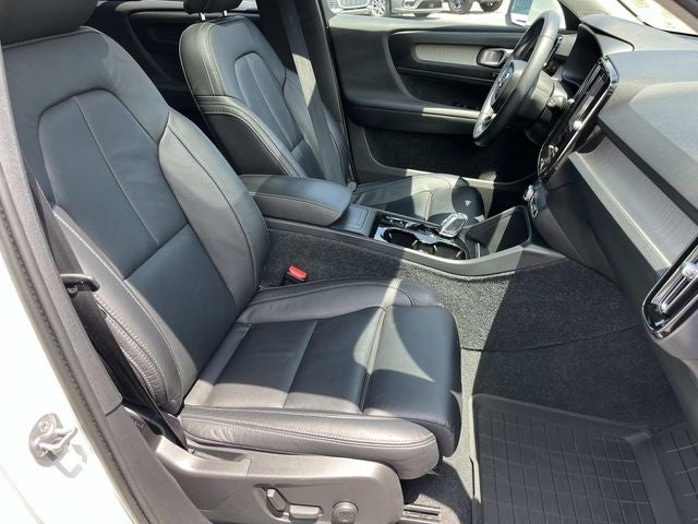 2023 Volvo XC40 B5 Plus Bright Theme
