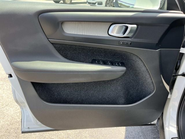 2023 Volvo XC40 B5 Plus Bright Theme