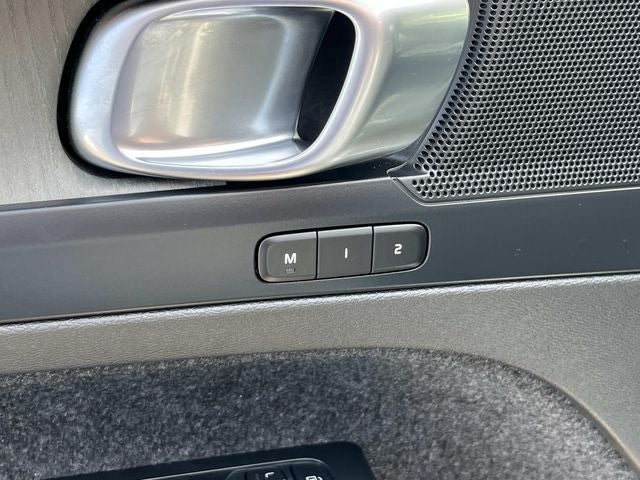 2023 Volvo XC40 B5 Plus Bright Theme