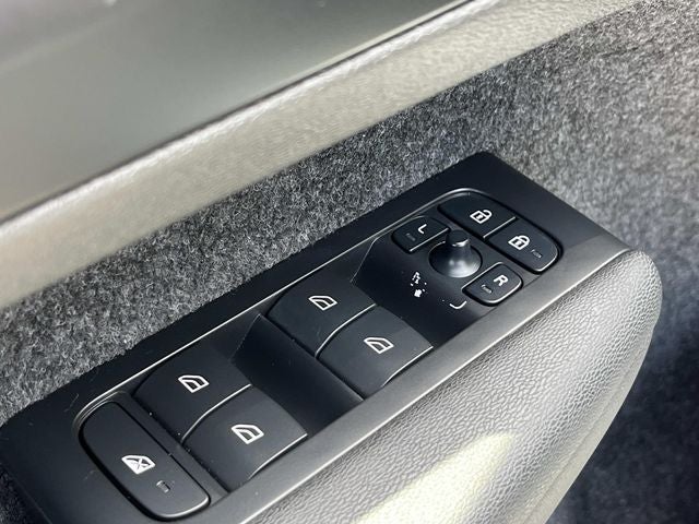 2023 Volvo XC40 B5 Plus Bright Theme