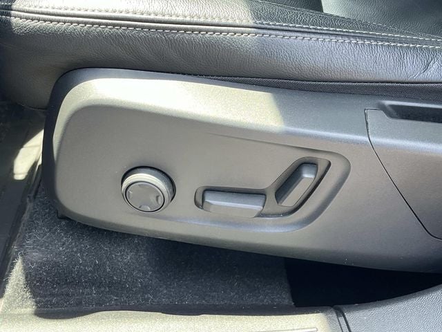 2023 Volvo XC40 B5 Plus Bright Theme