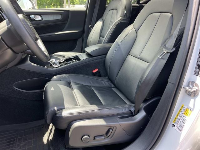 2023 Volvo XC40 B5 Plus Bright Theme