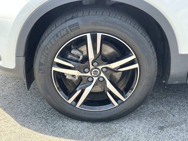 2023 Volvo XC40 B5 Plus Bright Theme