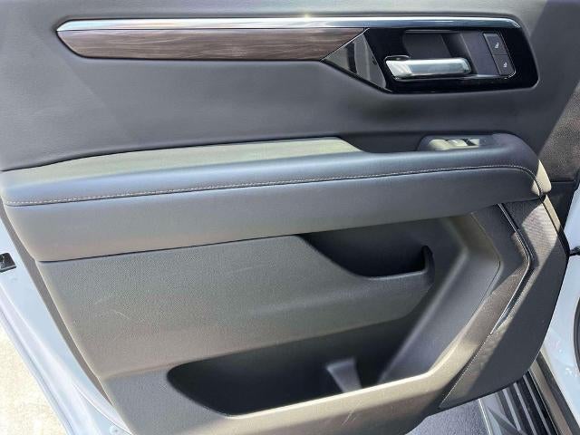 2025 Chevrolet Suburban 4WD LT