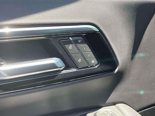 2025 Chevrolet Suburban 4WD LT