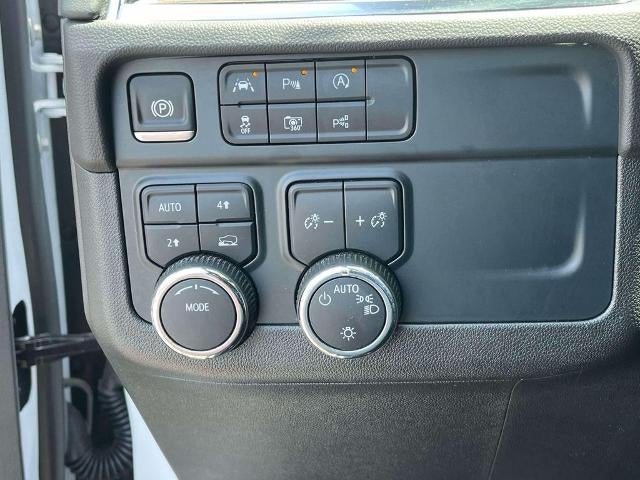 2025 Chevrolet Suburban 4WD LT